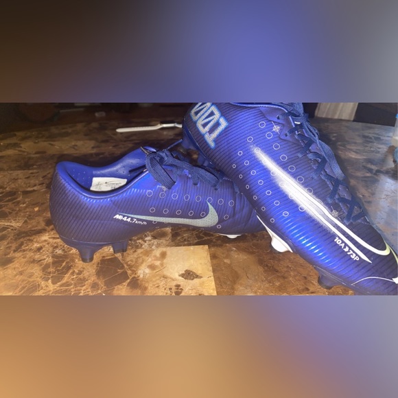 Nike Soccer Cleats - Picture 2 of 4